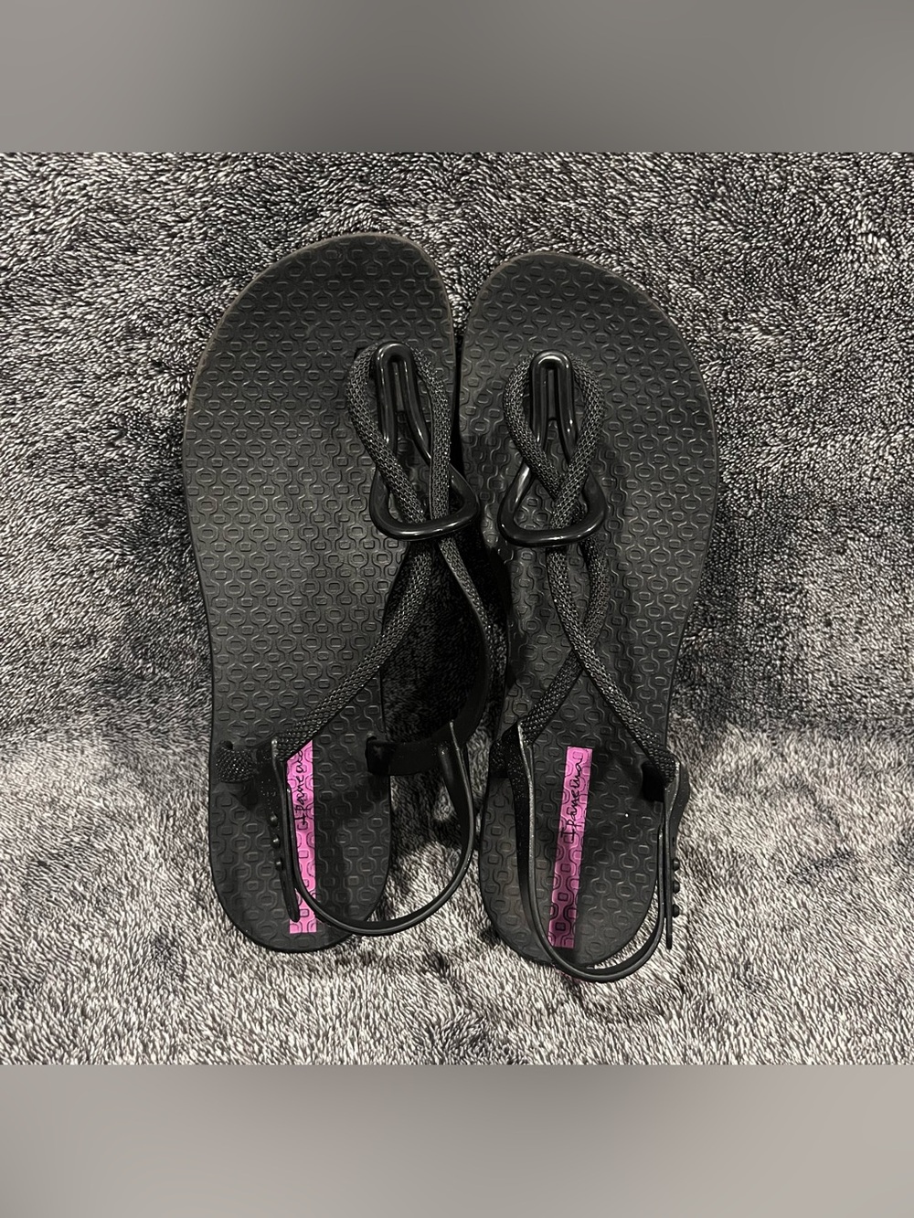 Ipanema Women's Trendy T-strap flat sandals in black size 8